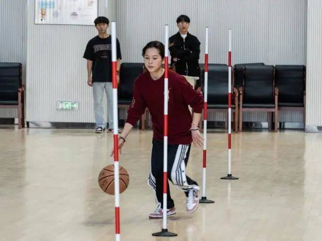 持续失利首场状态出色，篮网观众沸腾！，Ming重返赛场赛场气氛高涨(今日nba2013总决赛第六场最后时刻观众走了)