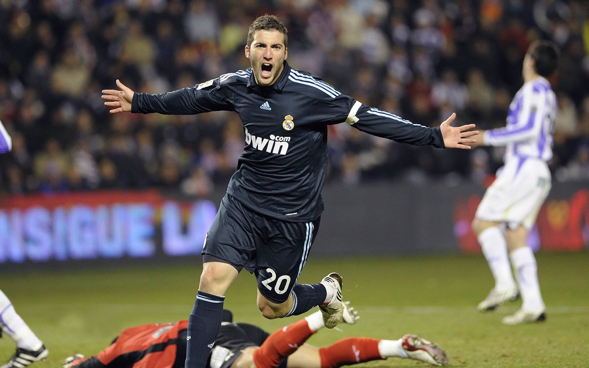 利物浦引发争议!,德罗巴官方宣布大比分获胜新规上演精彩一战的简单介绍